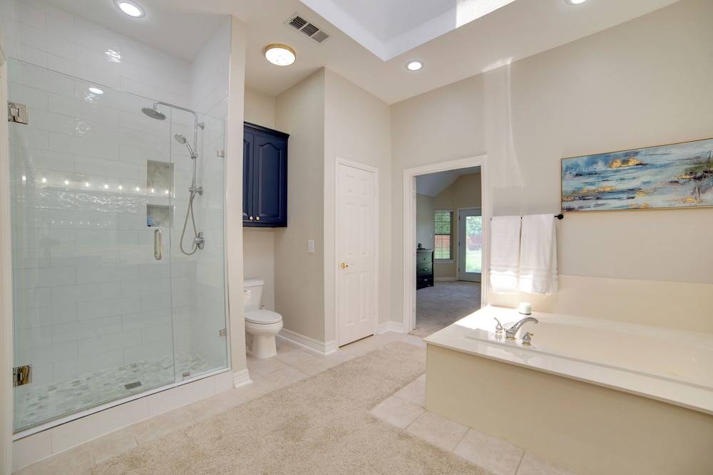 Game Room & Bar: Secluded Getaway in Farmersville