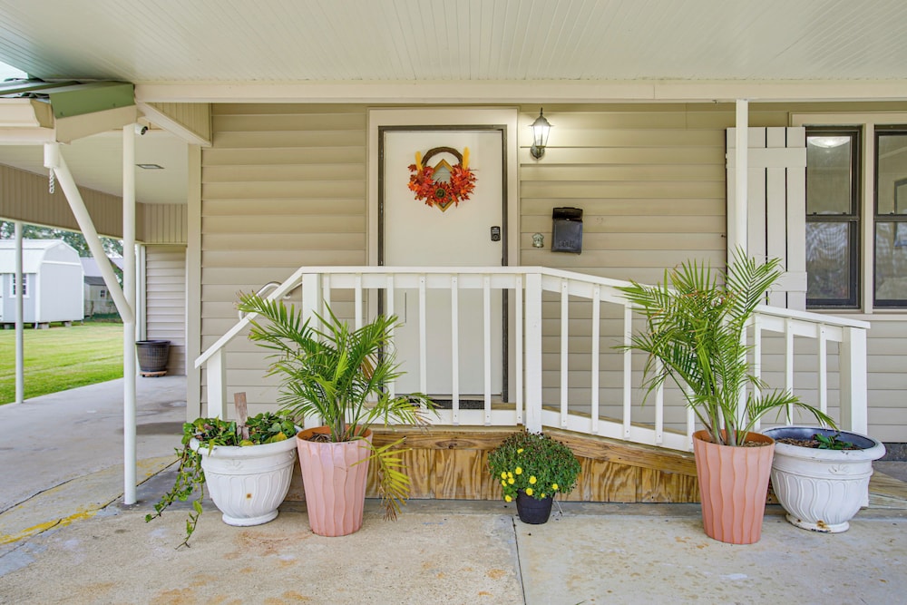 2 Mi to Nicholls State University: Home w/ Yard