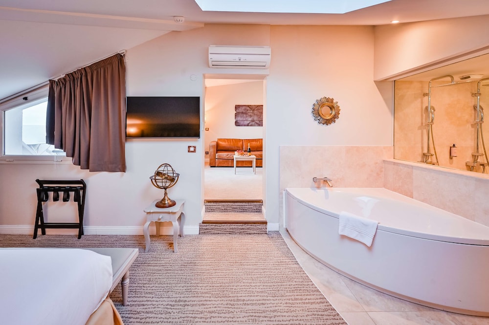 Grand Hotel Des Sablettes Plage, Curio Collection By Hilton