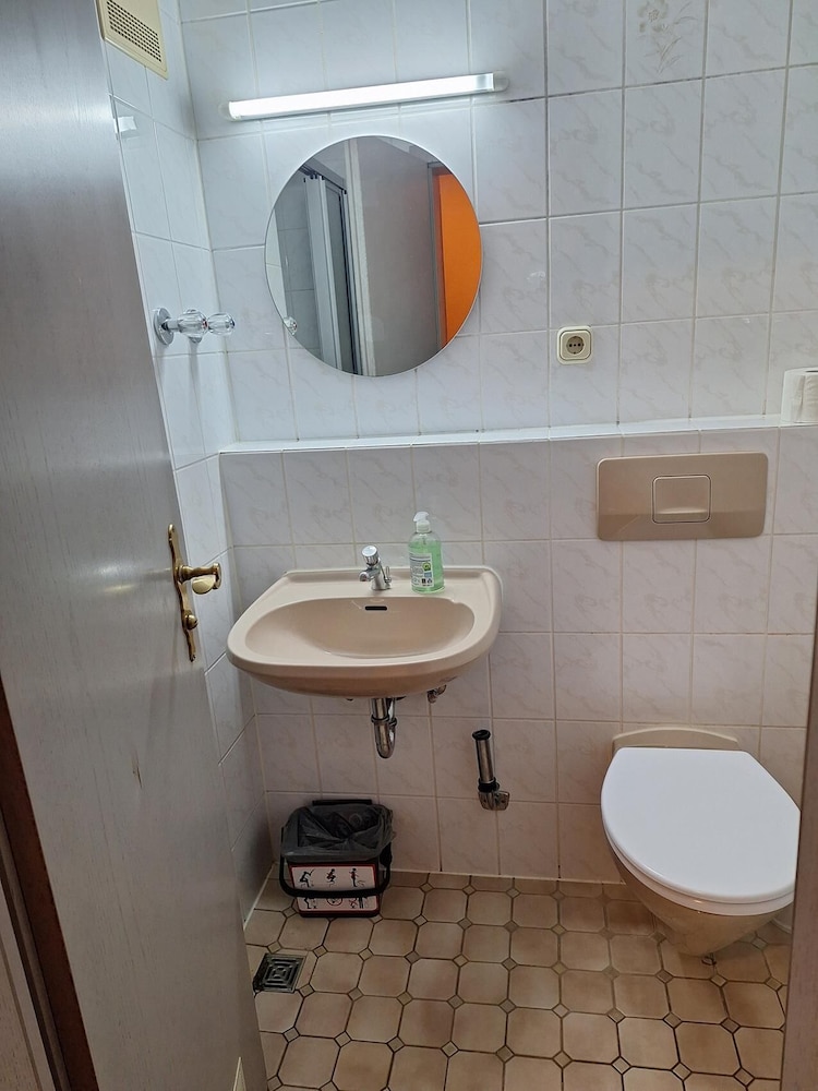 2-Rent Group Hostel Rooms AUB162
