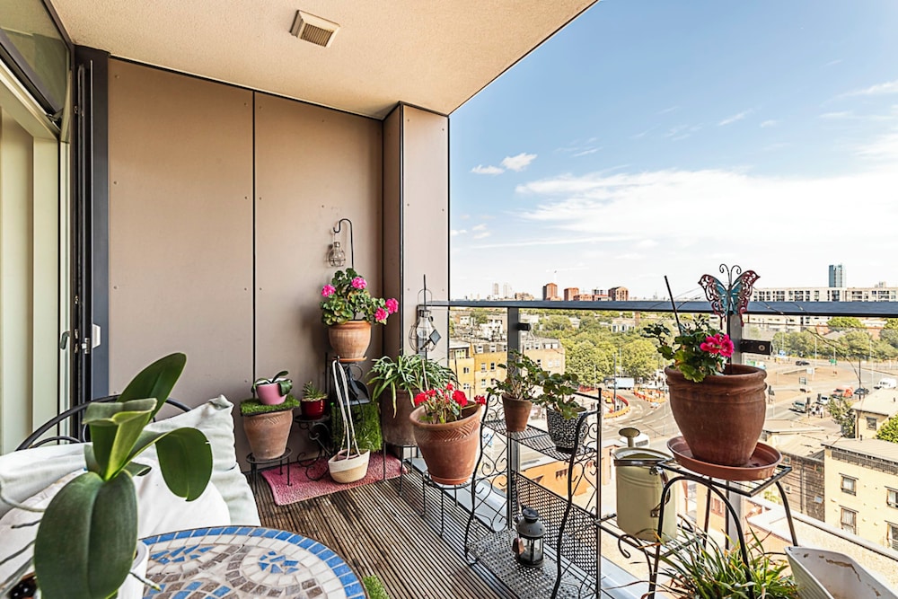Stylish Canary Wharf Retreat For 2