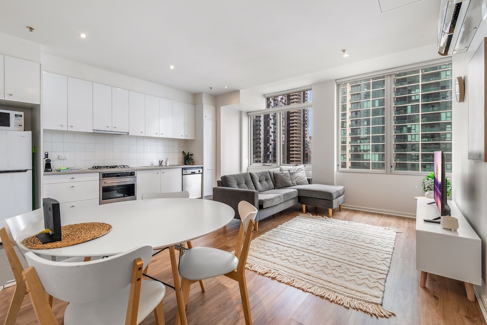 Melbourne CBD 2BR Apt With Pool & Gym Access