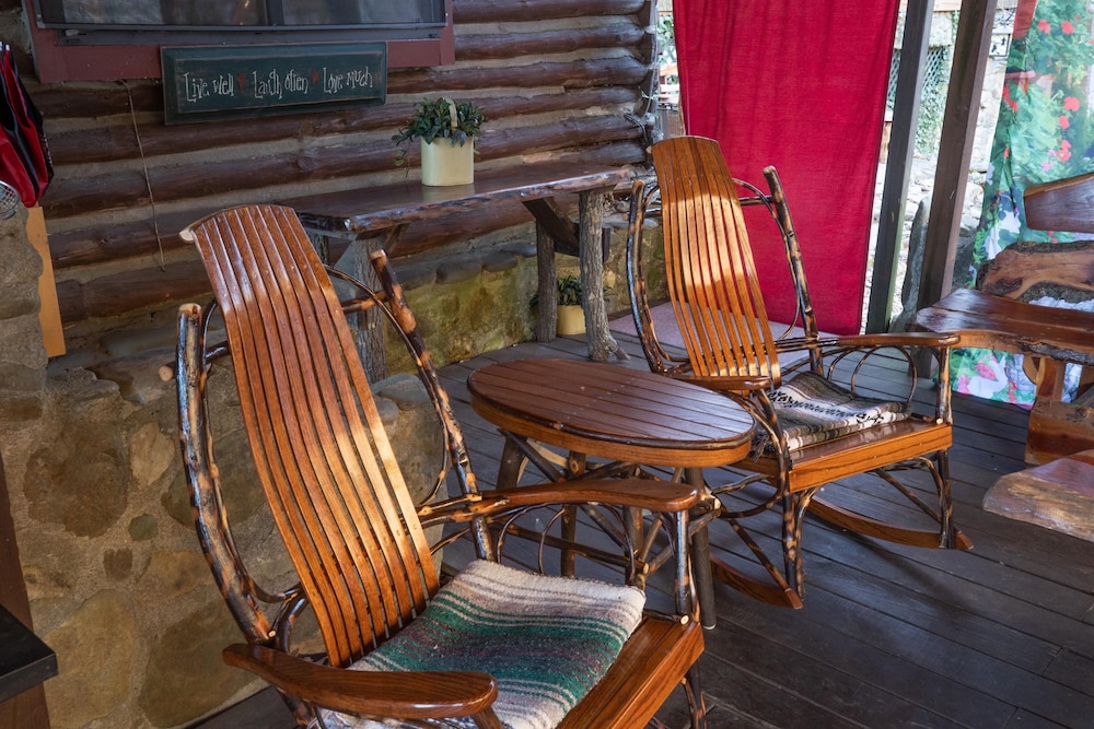 Bear Creek Lodge and Cabins in Helen Ga - Pet Friendly, River on Property, Walking Distance to downtown Helen
