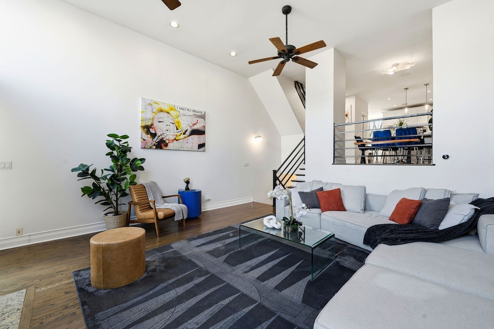 Modern 4-bedroom Townhouse in River West