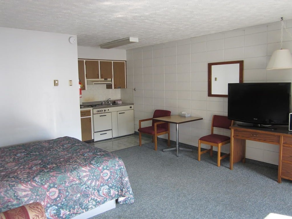Camelot Court Motel - Image 4