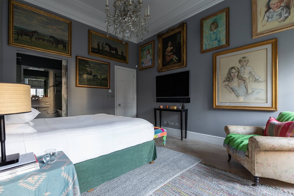 Chelsea Embankment III by Onefinestay