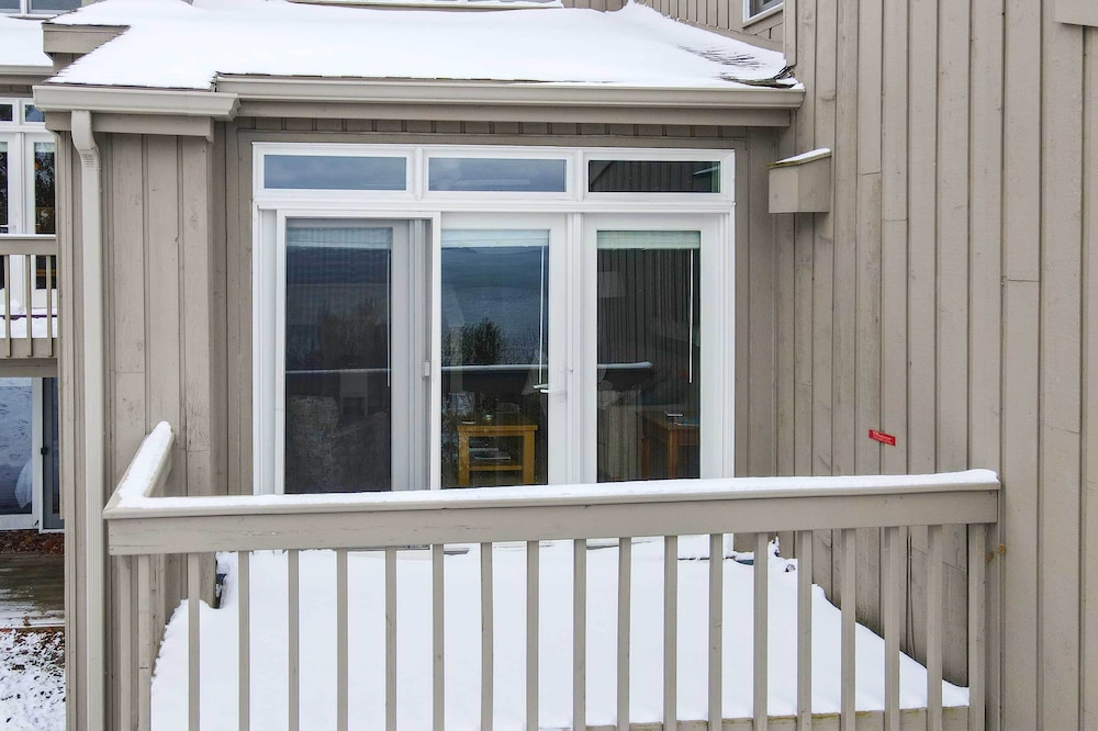 Glen Arbor Condo w/ Balcony & Ski/beach Access!
