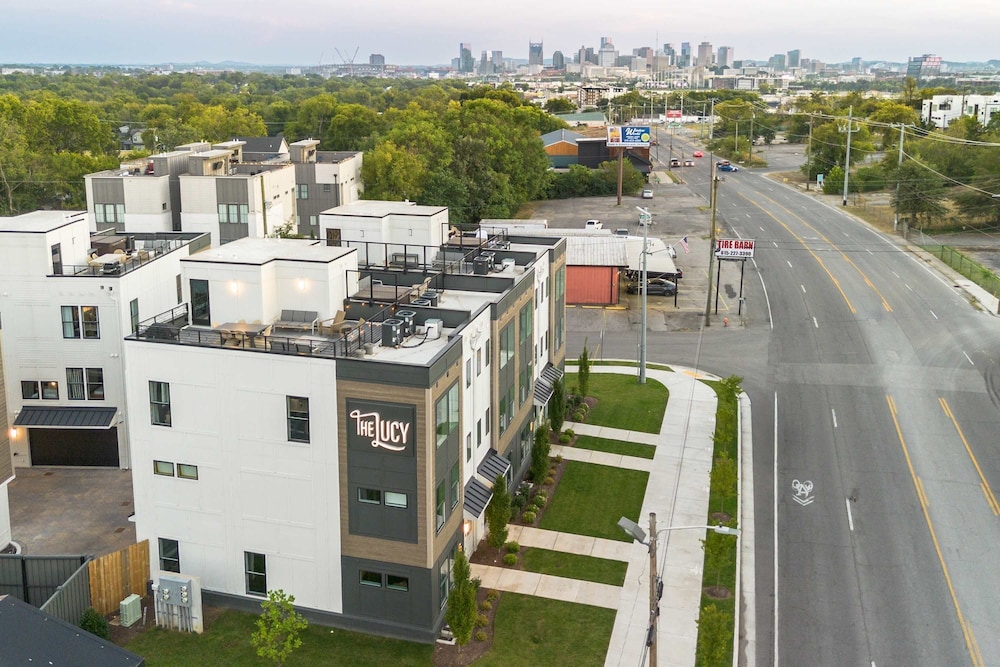 Luxe 4BR With Fire Pit Grill and City Views