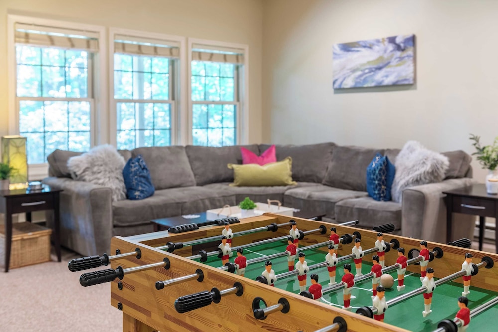 Highland Hideaway by Avantstay Group Poconos Retreat w/ Patio + Game Room
