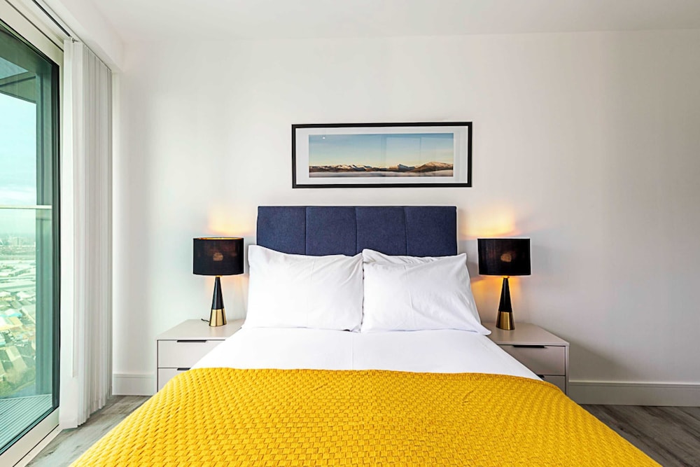 Modern North Acton Flat With City View view 2