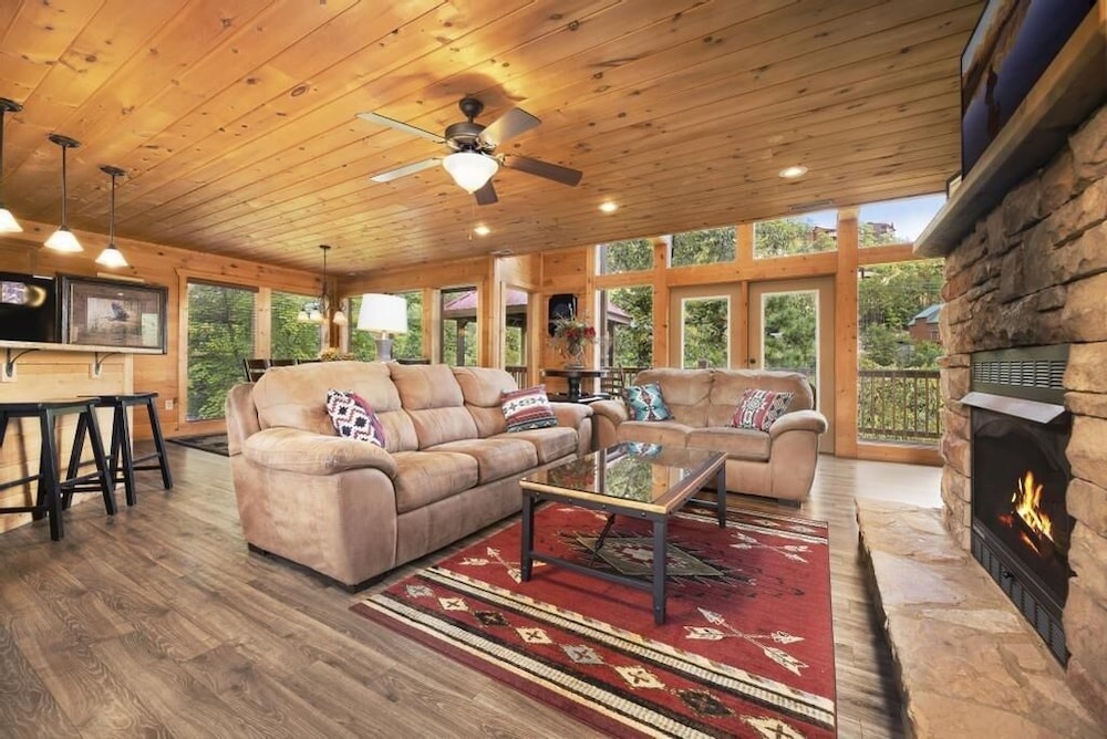 Soaring Spirit - 5 Bedrooms, 5 Baths, Sleeps 18 Home by RedAwning