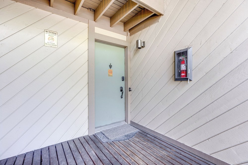 Scenic Mammoth Lakes Condo: Near Skiing & Hiking! view 2