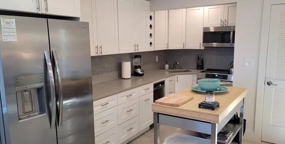 Walk to Wilton Drive - Spacious Quiet Villa 2 HOT TUB