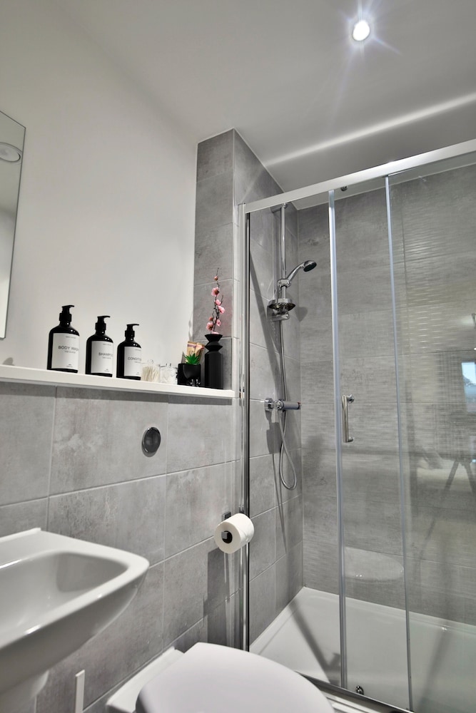 Manchester - 2-bed Apartment - Sleeps 4 - Wifi