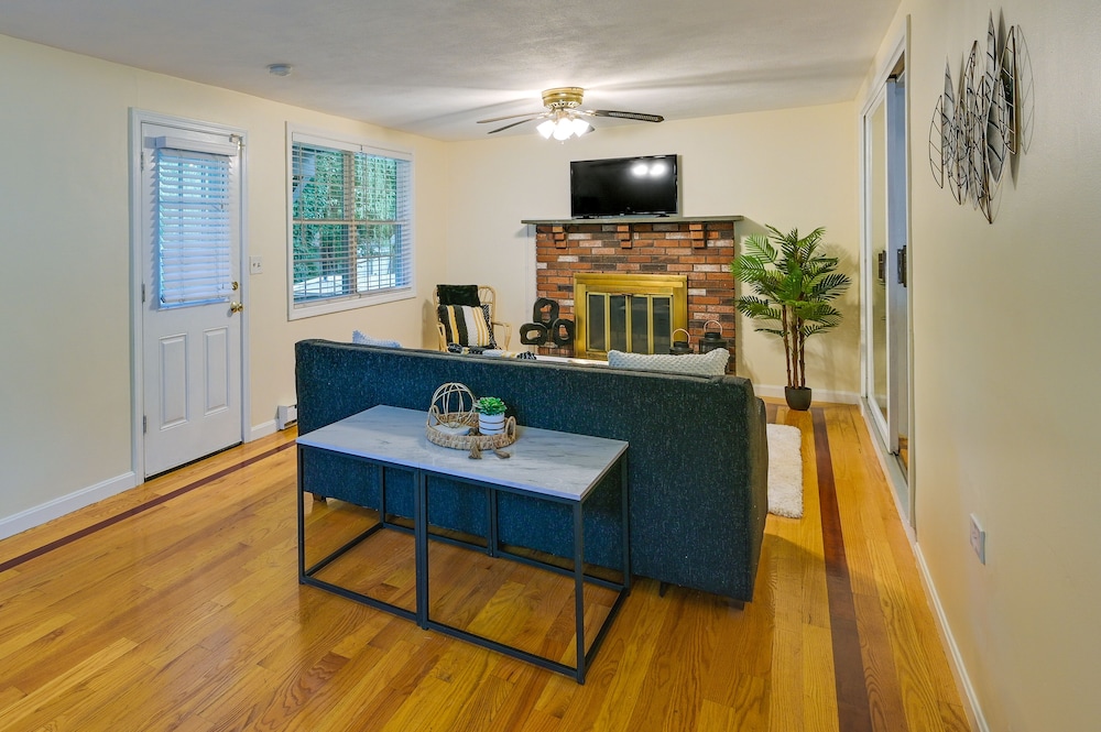 Boston Duplex w/ Foosball Table: 11 Mi to Downtown