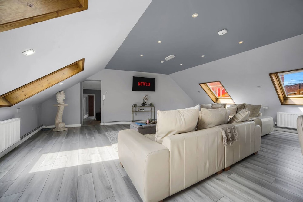 Luxury Penthouse Suite - Swansea Central - Beach