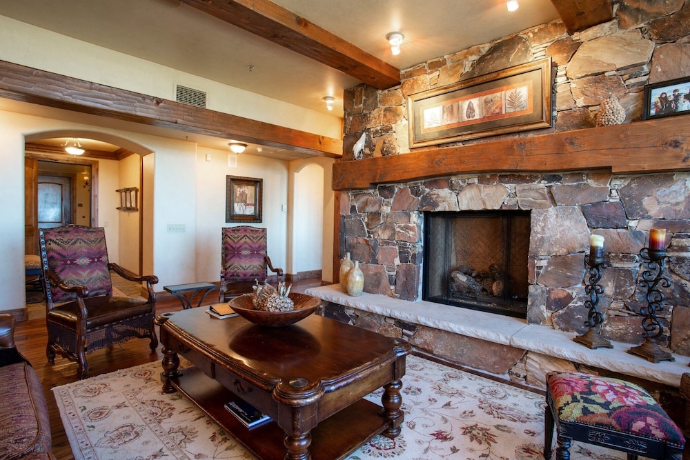 Grand Lodge - 3 Bedroom Deluxe #308 - Ski-in/out 3 Condo