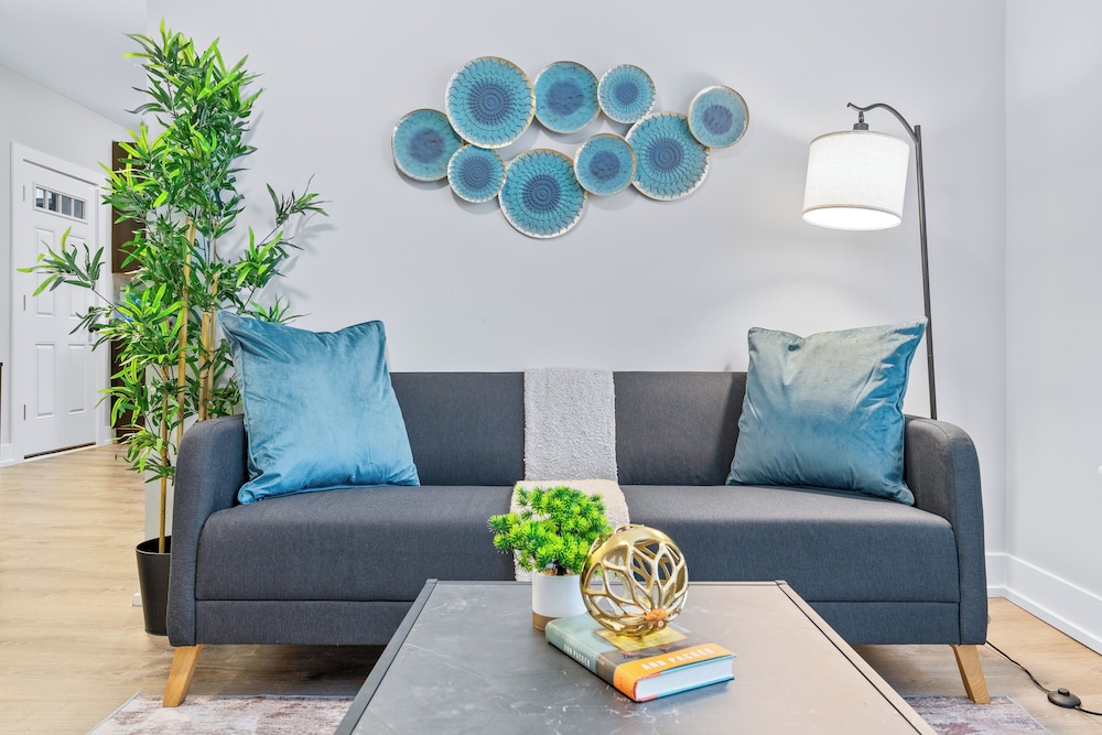 Stylish 1BR in Lakeview - Brompton 1 rep