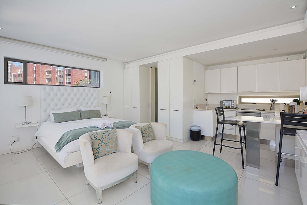 Villa Bleu Blanc in Camps Bay With Pool and Views