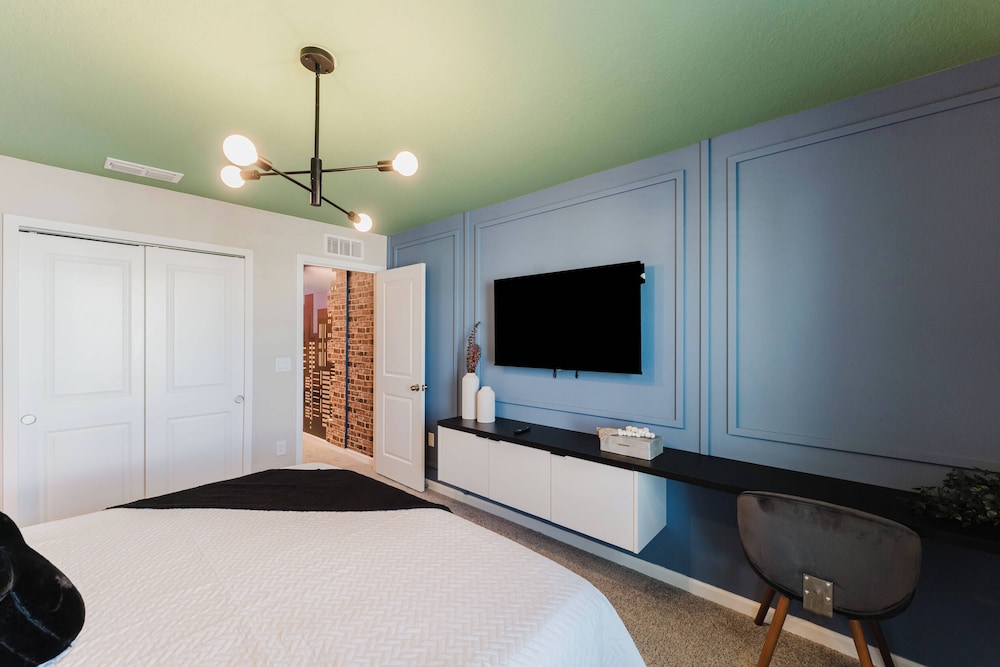 Themed 6BR Solara Near Disney Pool Summerkitchen