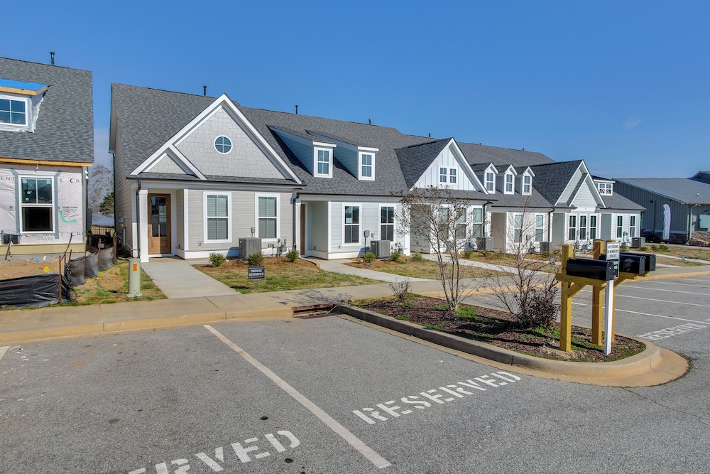 Lake Greenwood Getaway w/ Docks & Waterfront Views