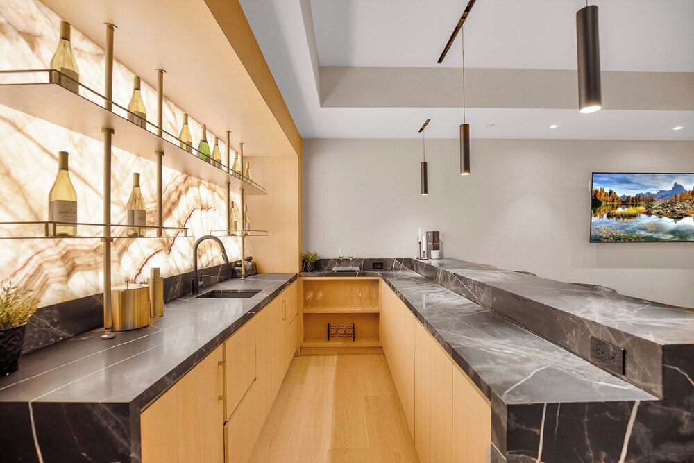 Hutton Villa - 5-bedroom Retreat in Iconic Beverly Hills Oasis
