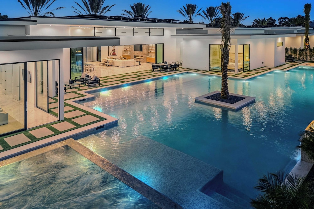 Sleeps 31 2 Luxury Villas w/ Pool + Spa, Putting Green Bravo by Avantstay