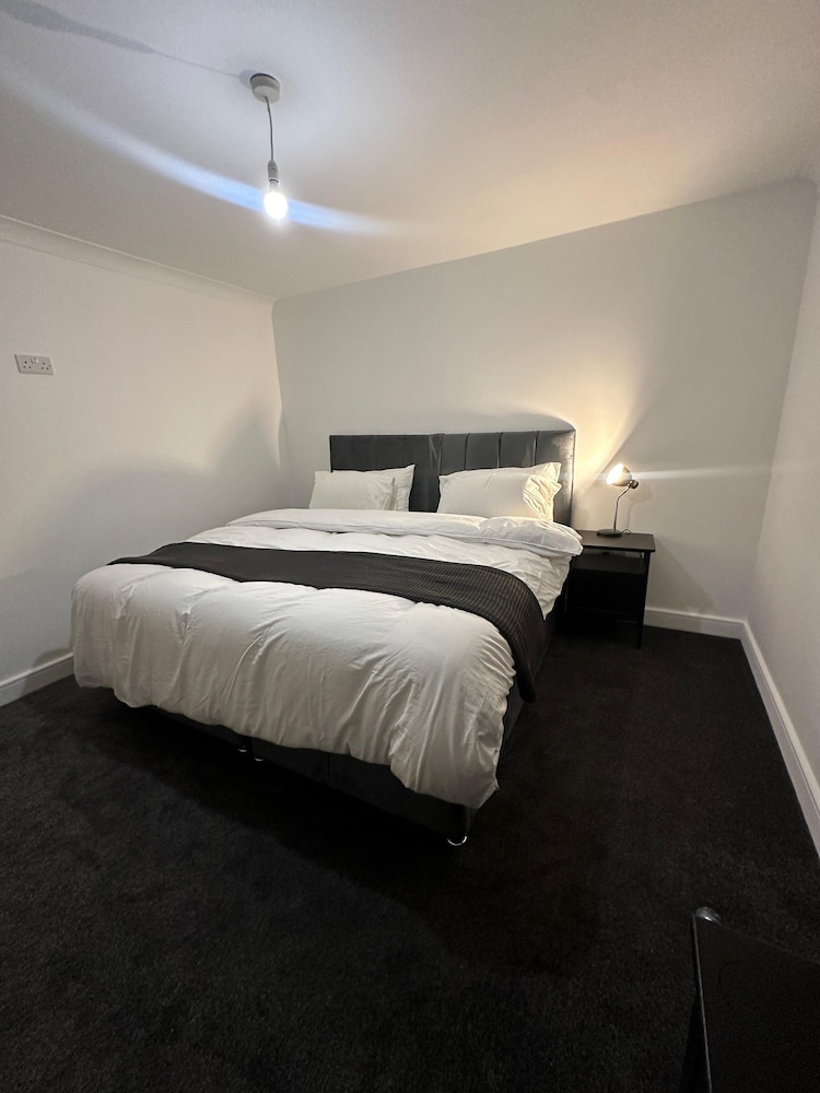 House-sleeps8-parking-garden