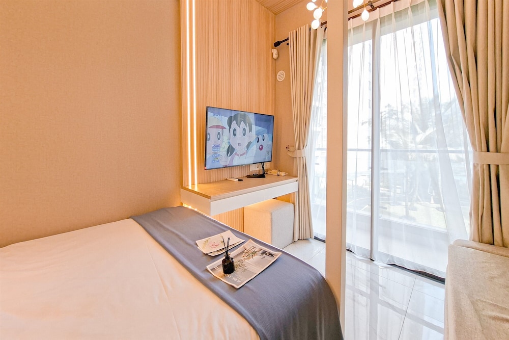 Elegant & Strategic Studio Room At Sky House Bsd Apartment