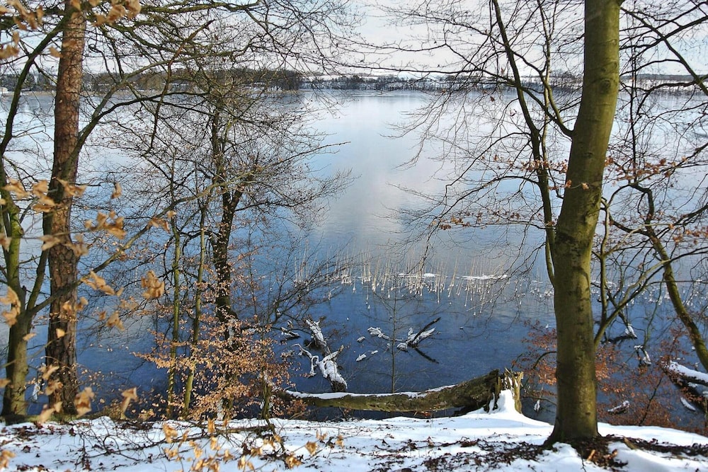 Bungalow am See mit Ruderboot in Klein Labenz