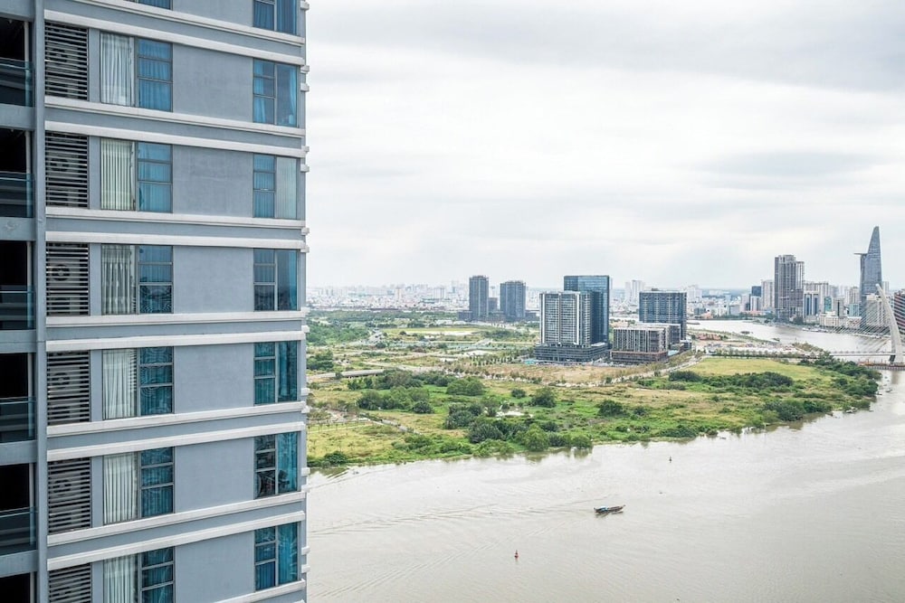 Luxury Sunwah Apartment near Landmark 81 - City View
