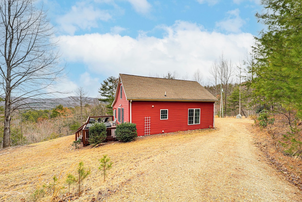 Pet-friendly Cabin w/ Hot Tub in North Carolina!