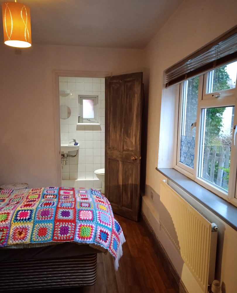 Captivating 2-bed Hideaway Apartment in Gloucester view 2
