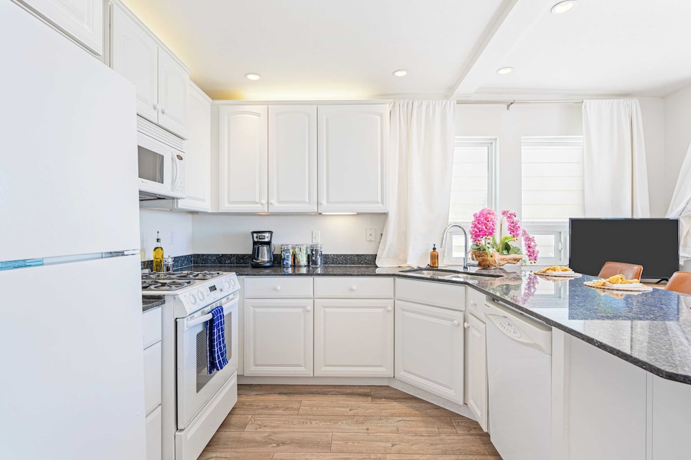 4 Cayucos Bungalows Steps to Beach, Sleeps 16, Pet Friendly