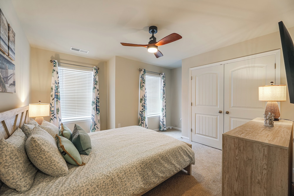 5 Mi to Bethany Beach: Townhome w/ Pool!