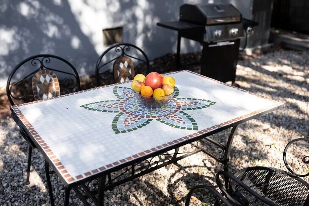 Updated 2BR House in Glendale With Private Fenced Yard Parking p2
