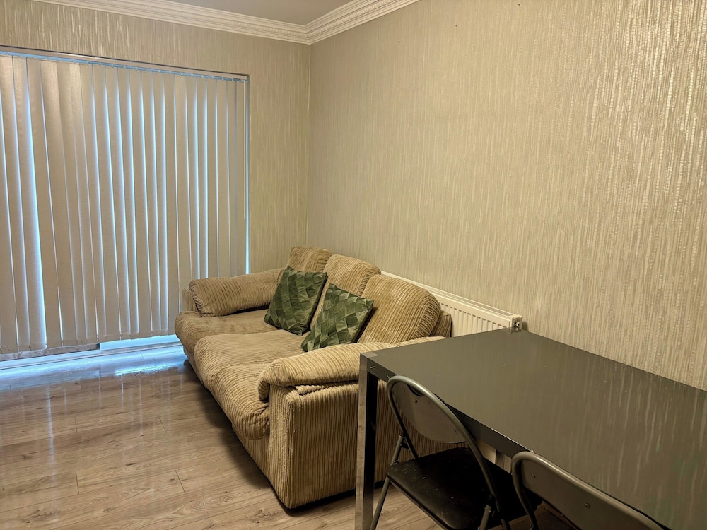 4 Bed House-sleeps 7-free Parking