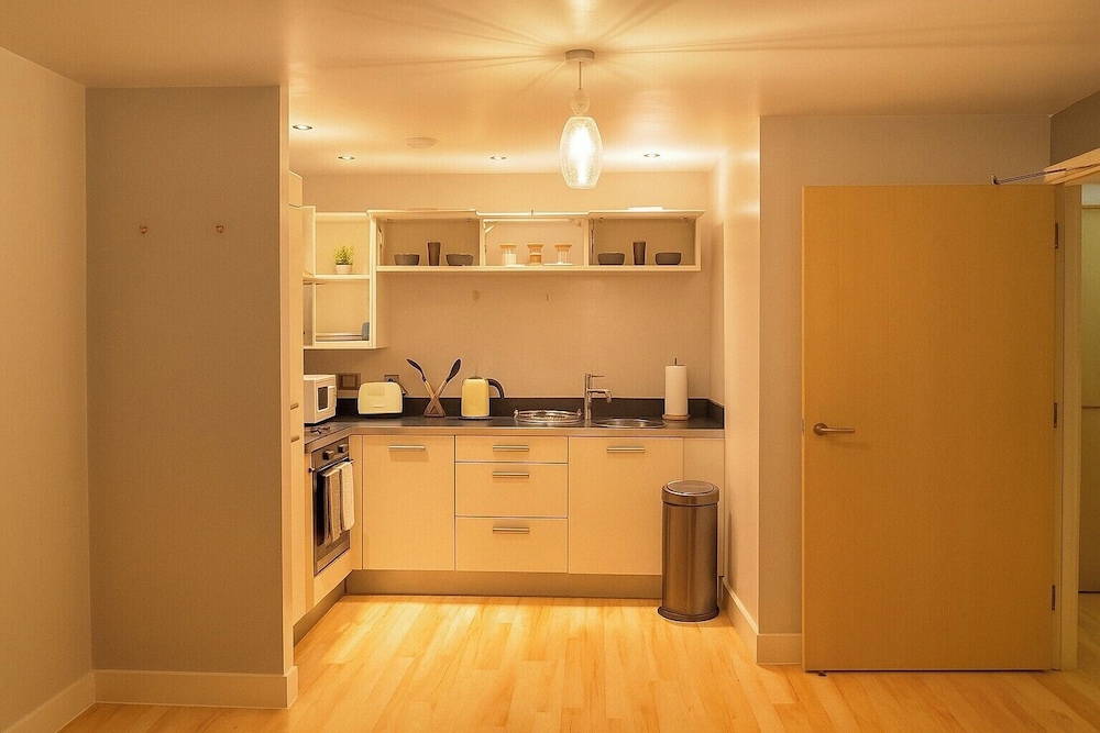 Apt - Sleeps 2 - Parking - Station Close