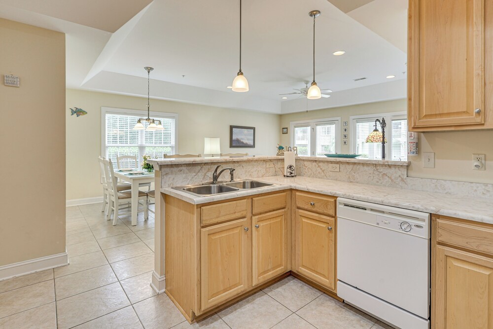 4 Mi to Sunset Beach: Resort-style Family Condo
