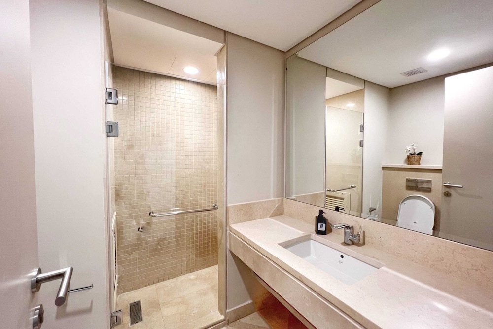 Xuru Stays I Exotic 1bdr w/ Outdoor Terrace Pool & Beach Access