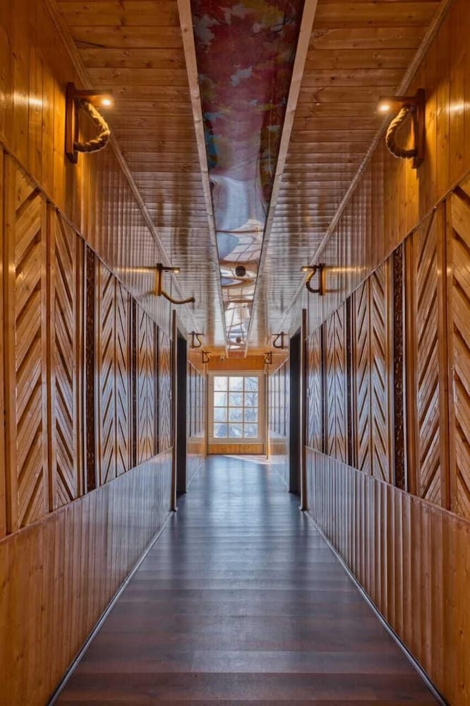 Xenious White House Eco Resort
