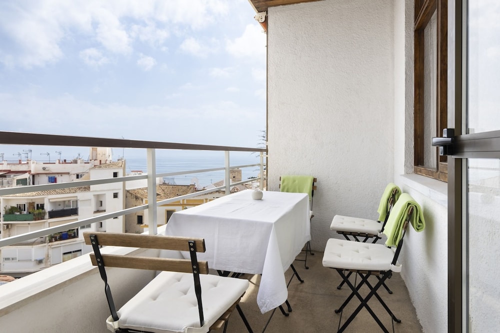 Prime Location Apartment With Seaviews