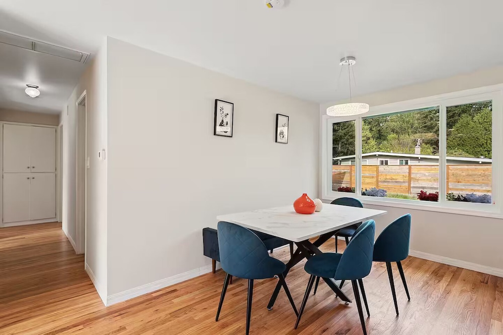 Cozy Bellevue Home for Family/Business Near MS
