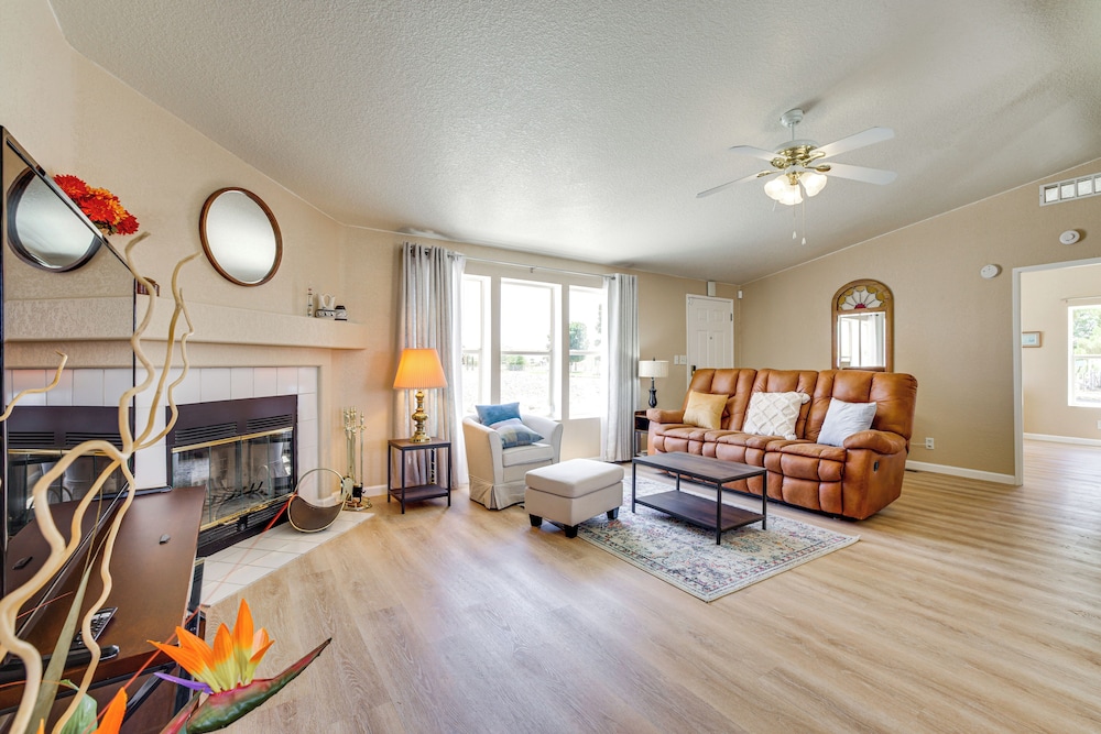 6 Mi to Downtown Pahrump: Scenic Desert Retreat