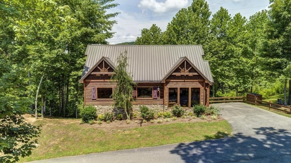 A Suite Mountain - 2 Bedrooms, 1 Baths, Sleeps 6 Cabin by RedAwning