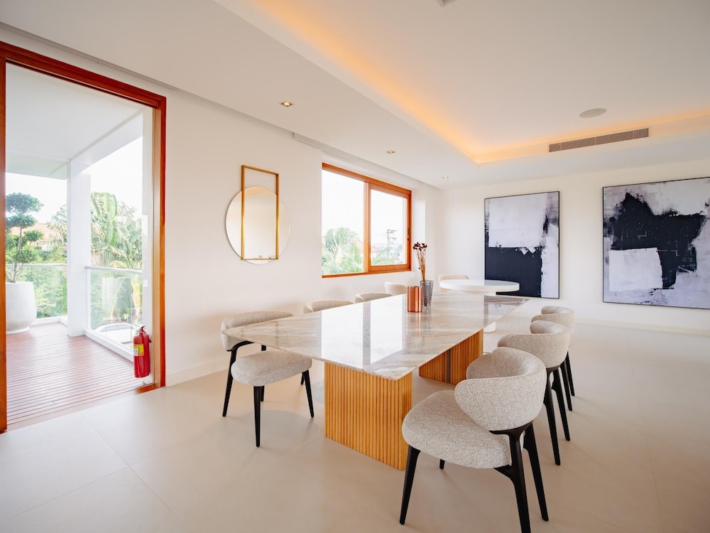 Luxurious 5bedroom White Estate Villa Private Lake