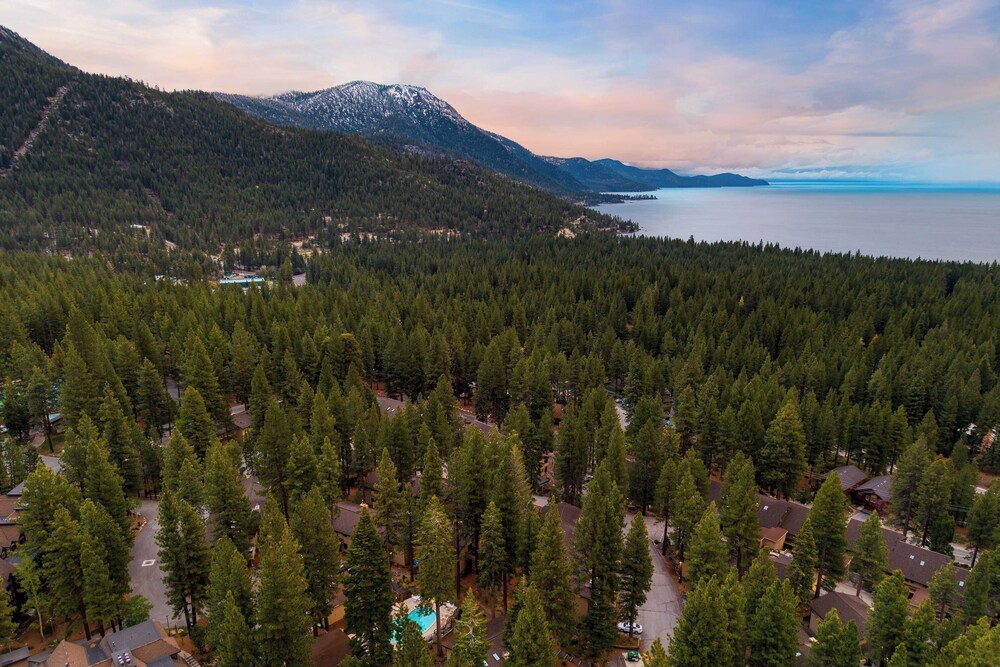 Ski Way by Avantstay Cozy Tahoe Home w/ Fireplace & Balcony