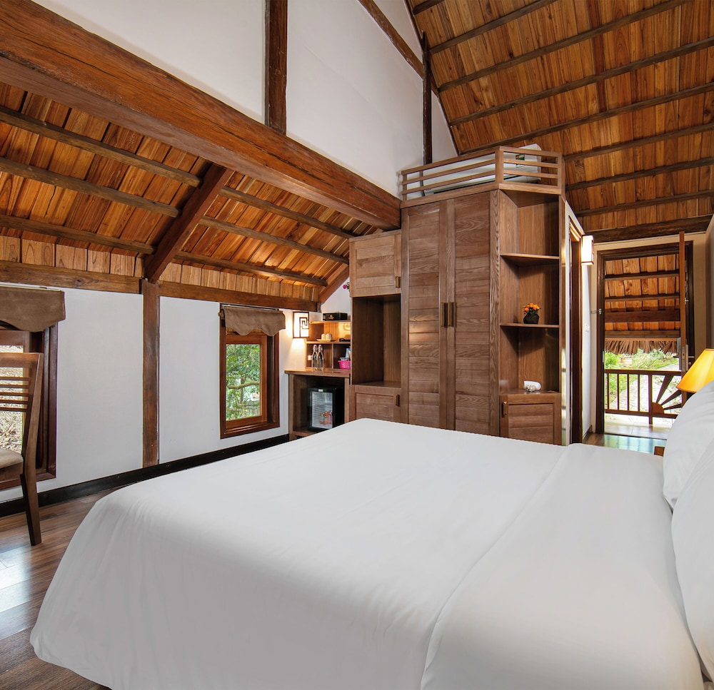 Mai Chau Hideaway Lake Resort 11