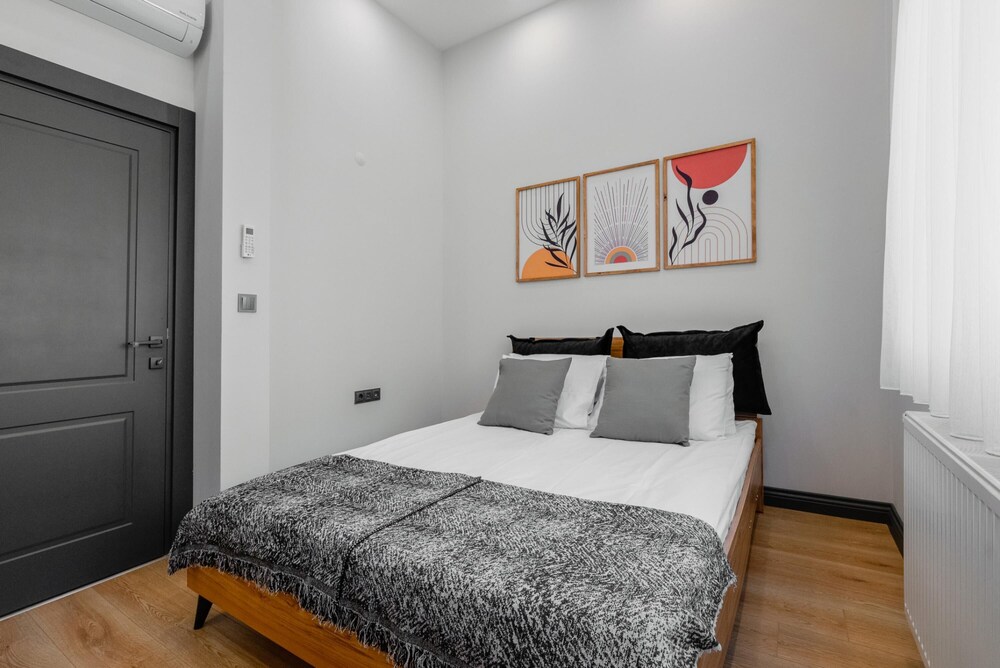 Stylish Flat w Balcony Near Lara Beach
