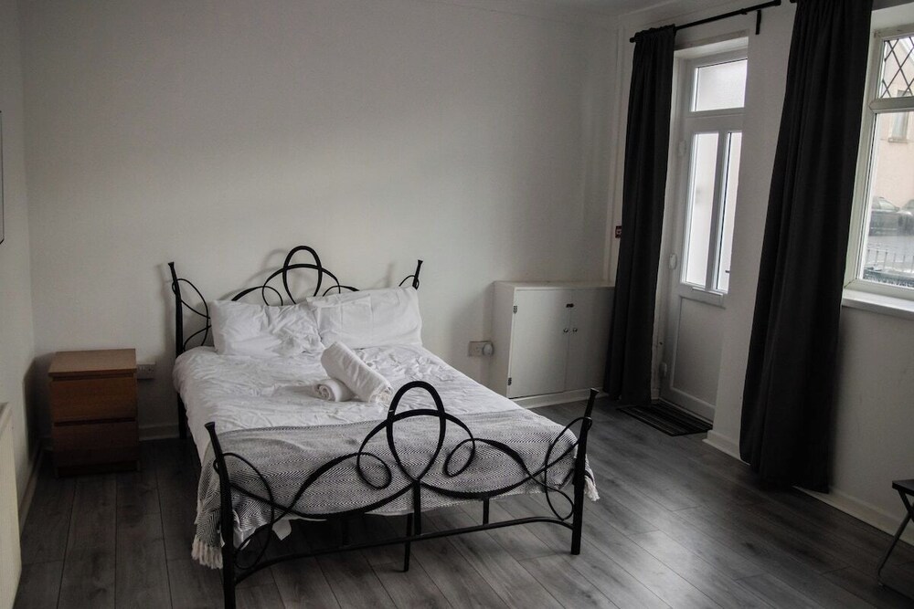 City Centre 6-bed Swansea Getaway